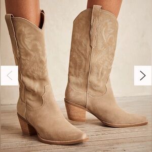 Jeffrey Campbell Dagget Western Boots in Sand Suede - size 7.5